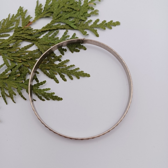 ✨️Vintage Silver-Toned Bangle Bracelet - Picture 5 of 5